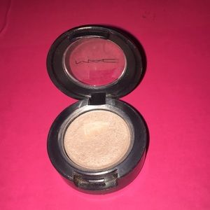 Mac eyeshadow in “Wishful”